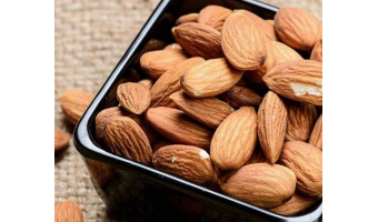 خوردن بادام